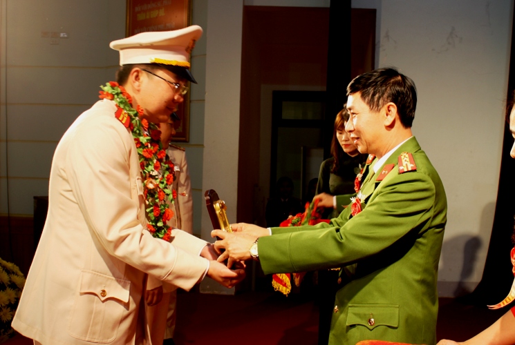 Thiếu tá Đao Văn Dũng được vinh danh tại Hội nghị biểu dương của khối Cảnh sát Nhân dân năm 2020.